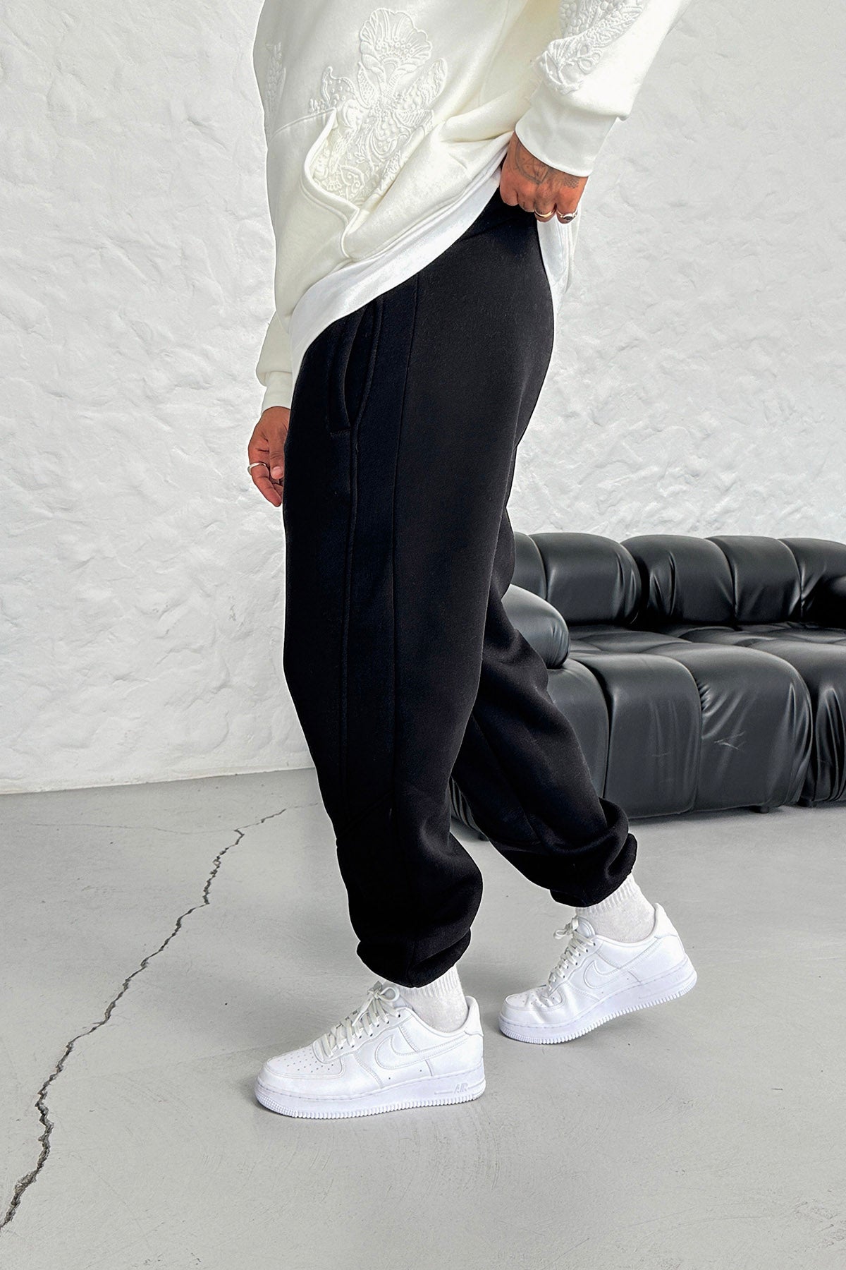 TRACKSUIT WITH ELASTIC LEG AND BINDING DETAILS • BLACK