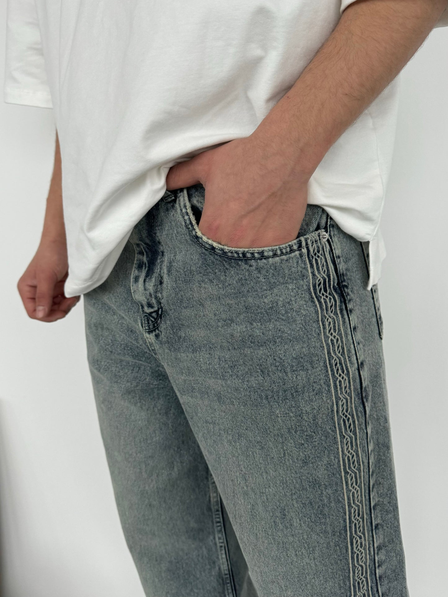 LOOSE CUT EMBROIDERED SIDE JEANS