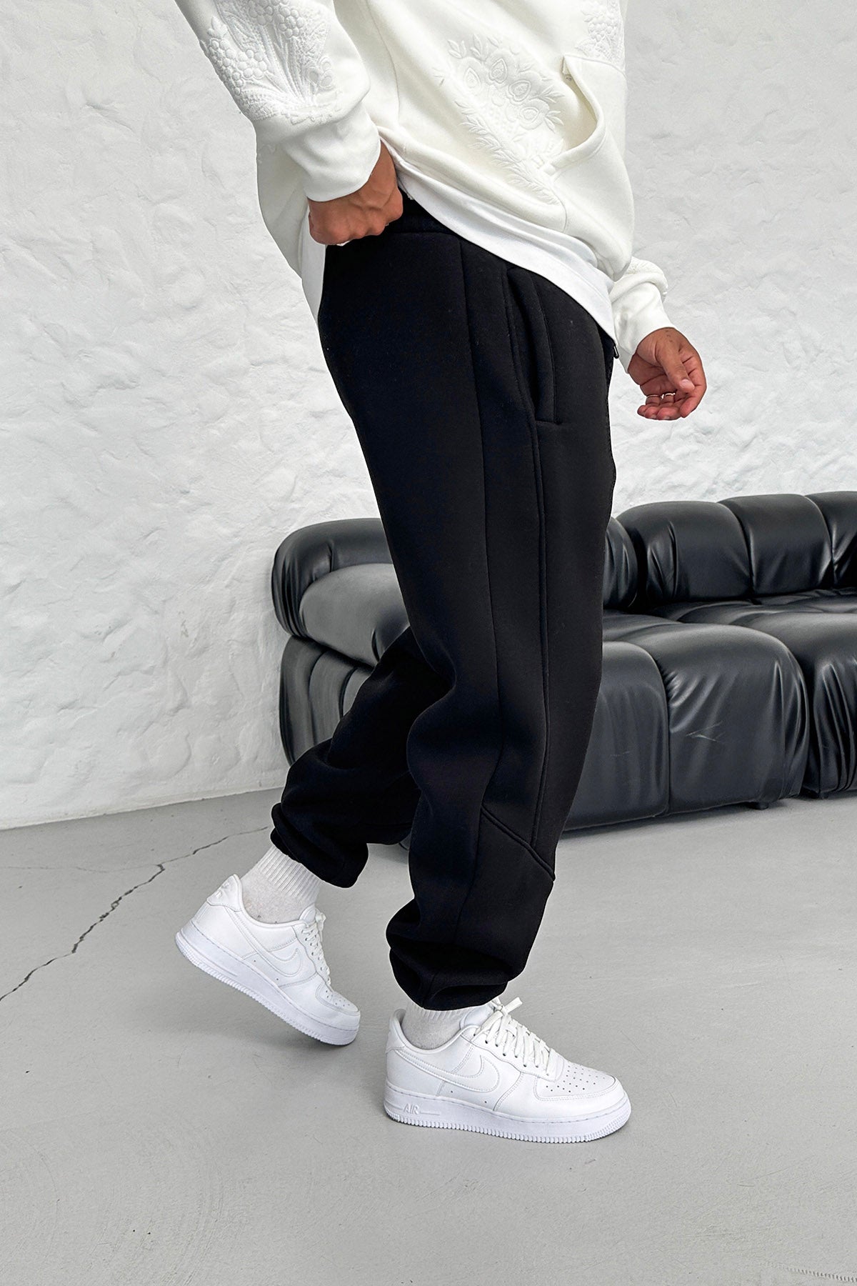 TRACKSUIT WITH ELASTIC LEG AND BINDING DETAILS • BLACK